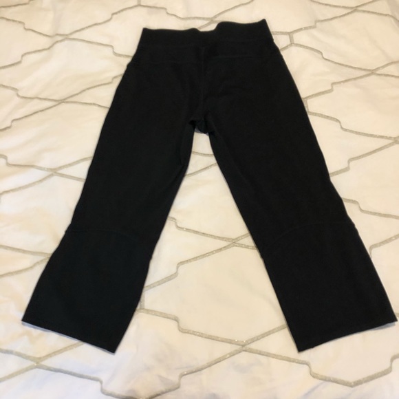 GAP black cropped workout capris - Picture 5 of 5